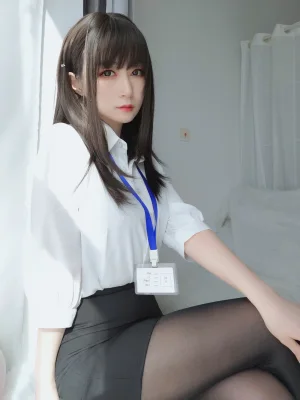 白银81《制服》主题写真：125张全套美图，含8个视频