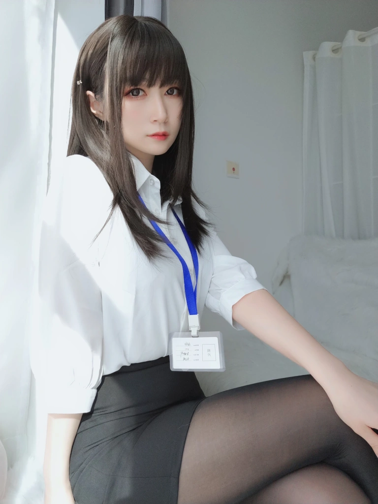 白银81《制服》主题写真：125张全套美图，含8个视频