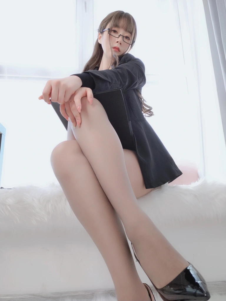 白银81《黑西服》主题写真：136张全套美图，含7个视频