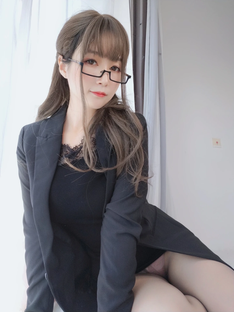 白银81《黑西服》主题写真：136张全套美图，含7个视频