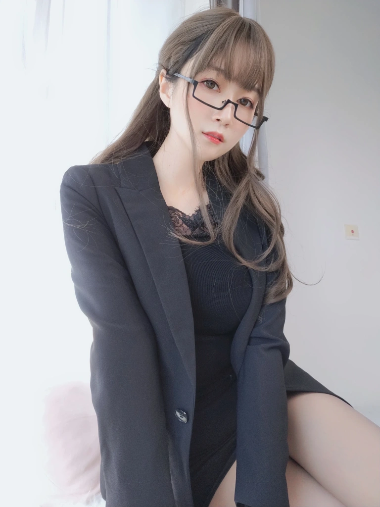 白银81《黑西服》主题写真：136张全套美图，含7个视频