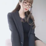 白银81《黑西服》主题写真：136张全套美图，含7个视频