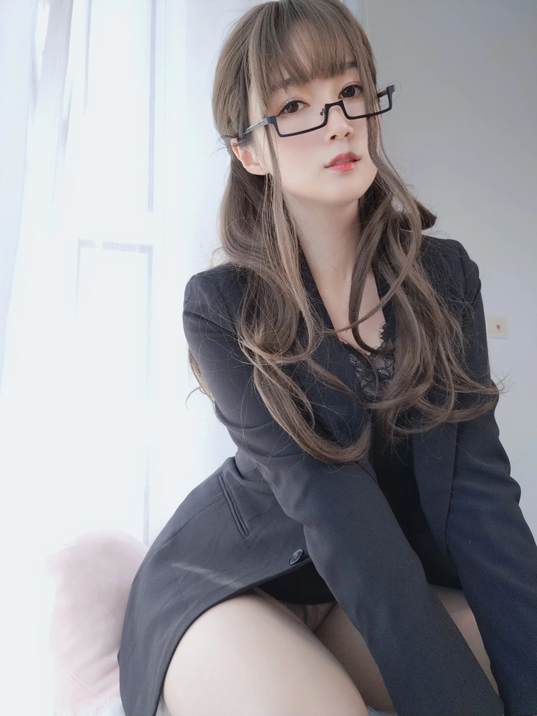 白银81《黑西服》主题写真：136张全套美图，含7个视频