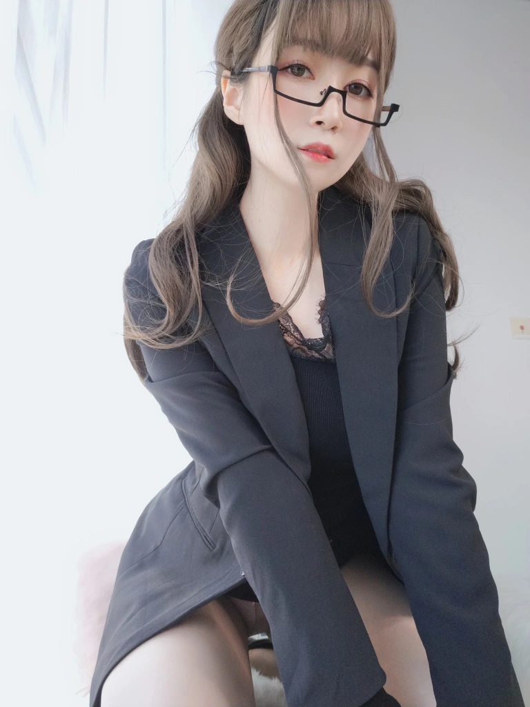 白银81《黑西服》主题写真：136张全套美图，含7个视频