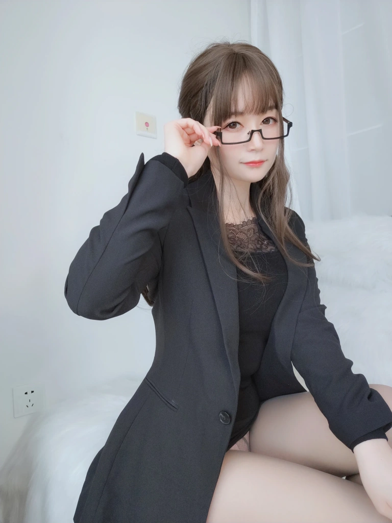白银81《黑西服》主题写真：136张全套美图，含7个视频