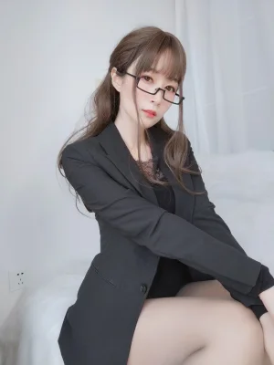 白银81《黑西服》主题写真：136张全套美图，含7个视频