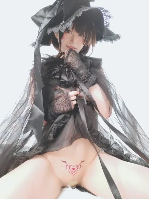 白银81《自撮り Vol.44 见习魔女》主题写真：126张全套美图，含6个视频