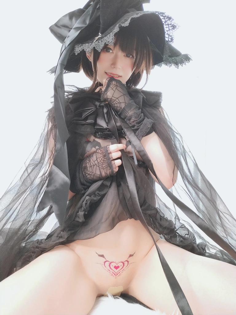 白银81《自撮り Vol.44 见习魔女》主题写真：126张全套美图，含6个视频