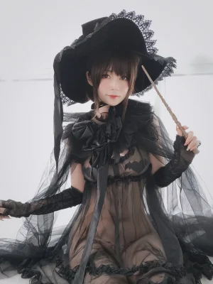 白银81《自撮り Vol.44 见习魔女》主题写真：126张全套美图，含6个视频