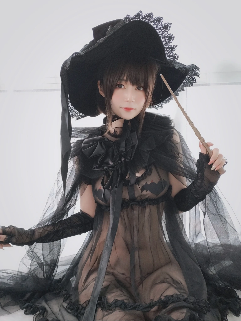 白银81《自撮り Vol.44 见习魔女》主题写真：126张全套美图，含6个视频