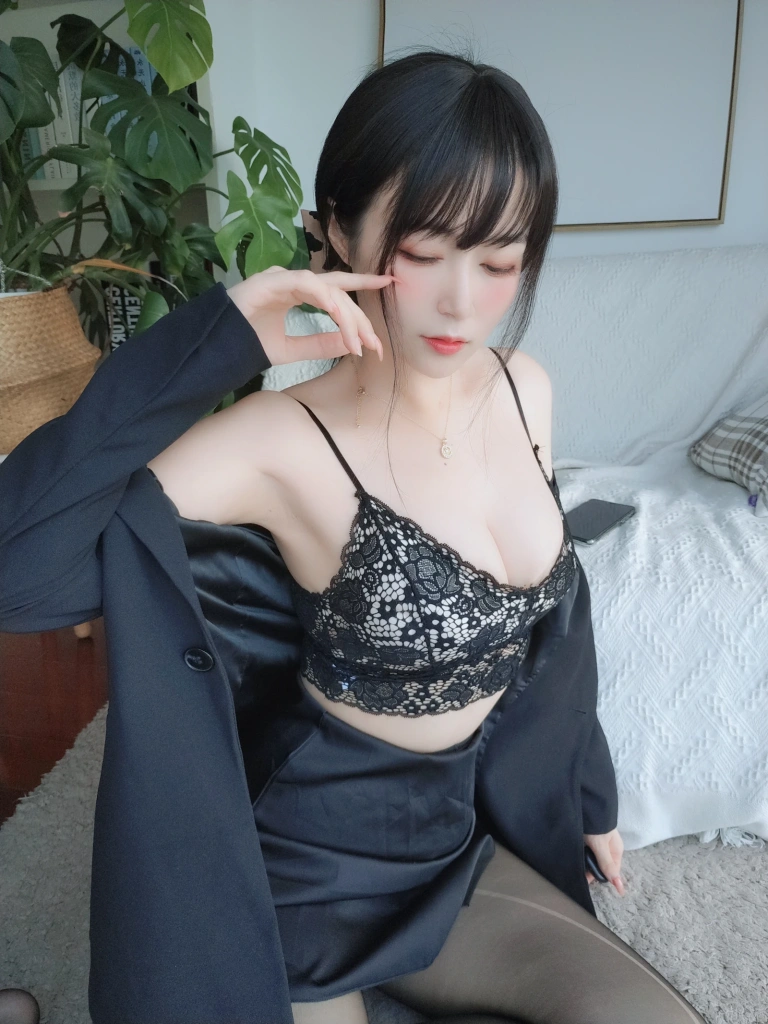 白银81《自撮り Vol.49 西服自摄》主题写真：70张全套美图，含2个视频