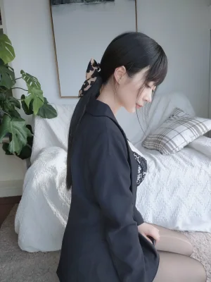 白银81《自撮り Vol.49 西服自摄》主题写真：70张全套美图，含2个视频