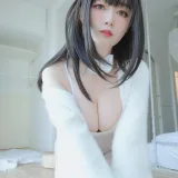 白银81《自撮り Vol.52 白丝兔子》主题写真：109张全套美图，含4个视频