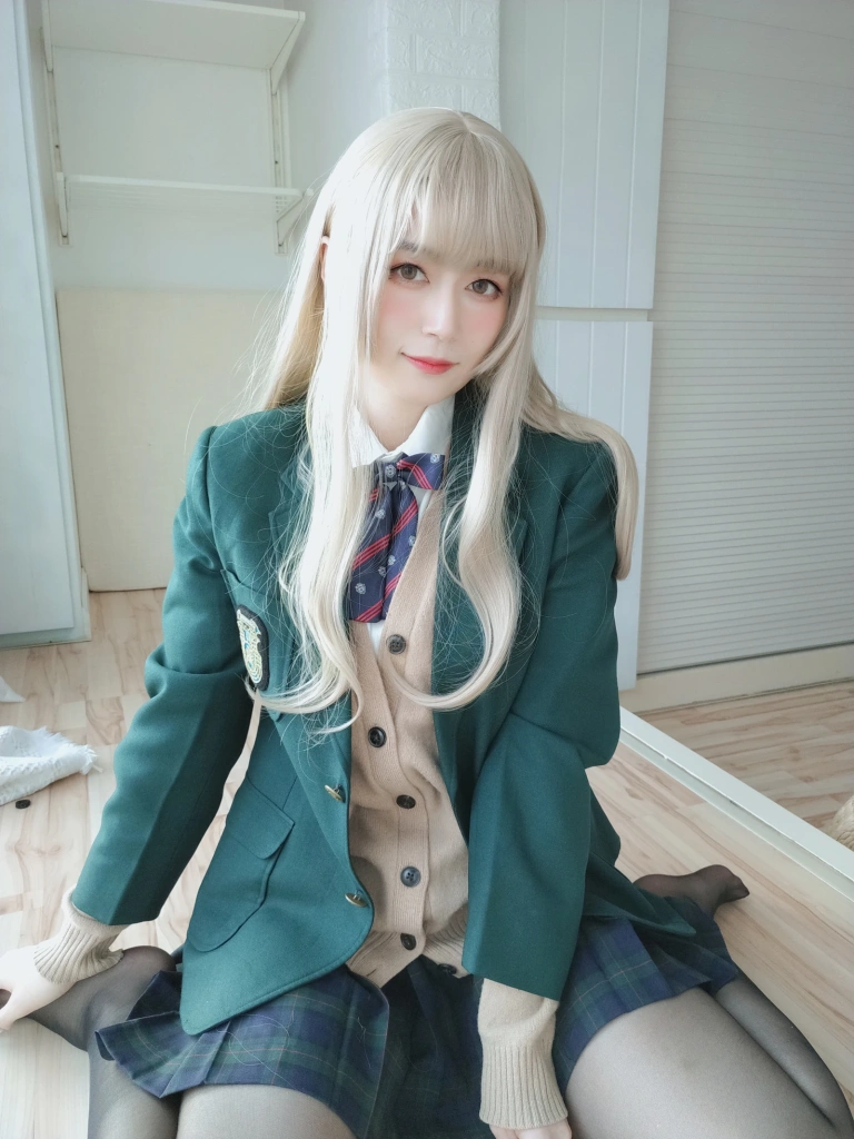 白银81《自撮り Vol.53 灰色空间》主题写真：91张全套美图，含1个视频