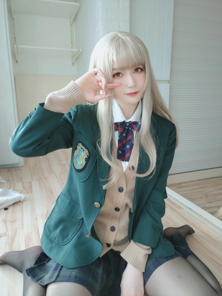 白银81《自撮り Vol.53 灰色空间》主题写真：91张全套美图，含1个视频