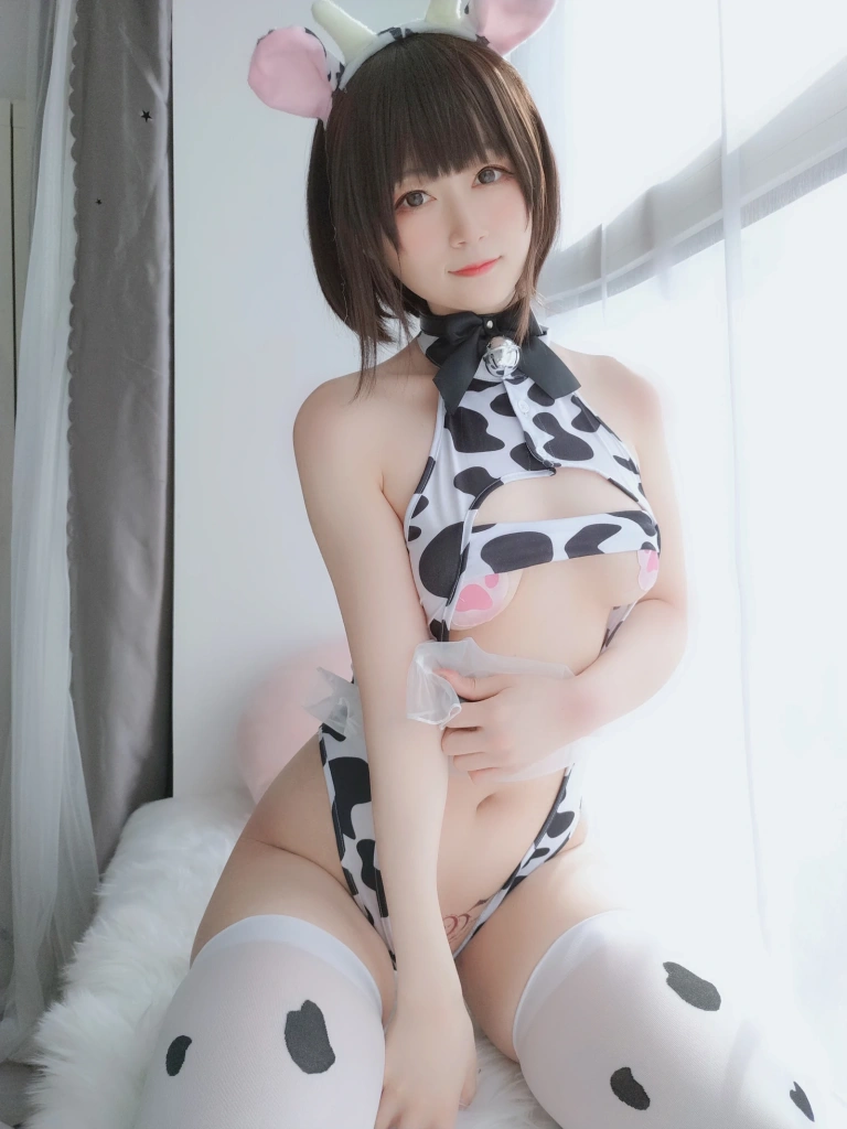 白银81《自撮り Vol.46 可爱奶牛》主题写真：100张全套美图，含3个视频