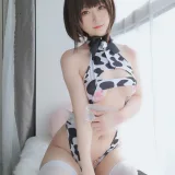白银81《自撮り Vol.46 可爱奶牛》主题写真：100张全套美图，含3个视频