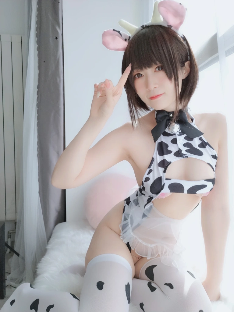 白银81《自撮り Vol.46 可爱奶牛》主题写真：100张全套美图，含3个视频