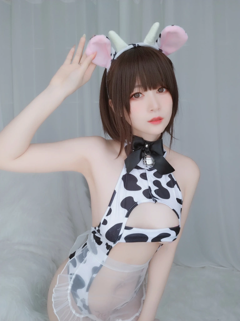白银81《自撮り Vol.46 可爱奶牛》主题写真：100张全套美图，含3个视频