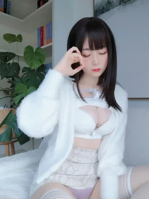 白银81《自撮り Vol.47（動画入り）》主题写真：121张全套美图，含3个视频