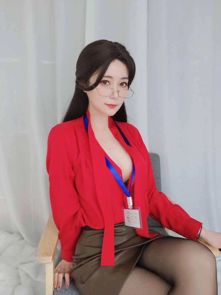 白银81《新上任上司》主题写真：43张全套美图，含3个视频
