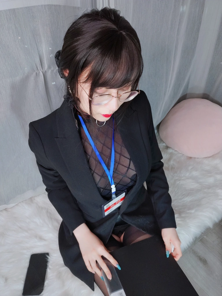 白银81《自撮り vol.57 黑丝情趣》主题写真：145张全套美图，含8个视频