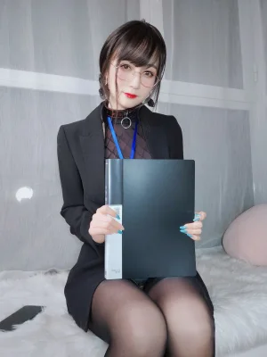 白银81《自撮り vol.57 黑丝情趣》主题写真：145张全套美图，含8个视频