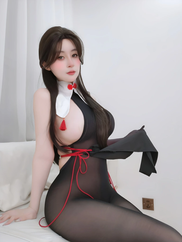 白银81《Fantia 2025年05月会员合集》主题写真：100张全套美图，含7个视频