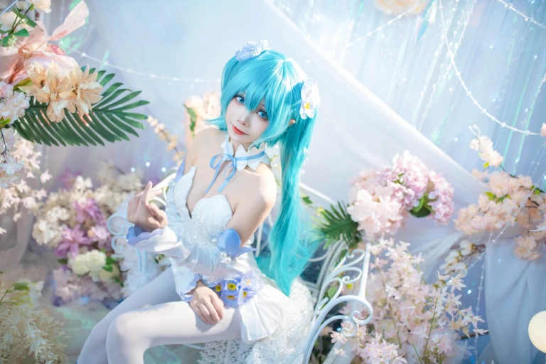 艾西Aiwest《初音 粉蝶花》主题写真：42张全套美图