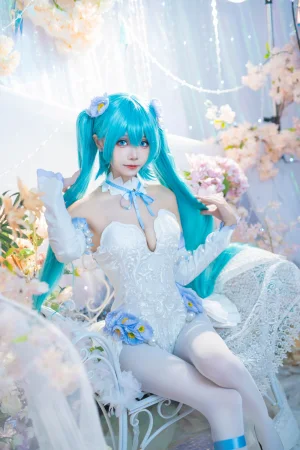 艾西Aiwest《初音 粉蝶花》主题写真：42张全套美图