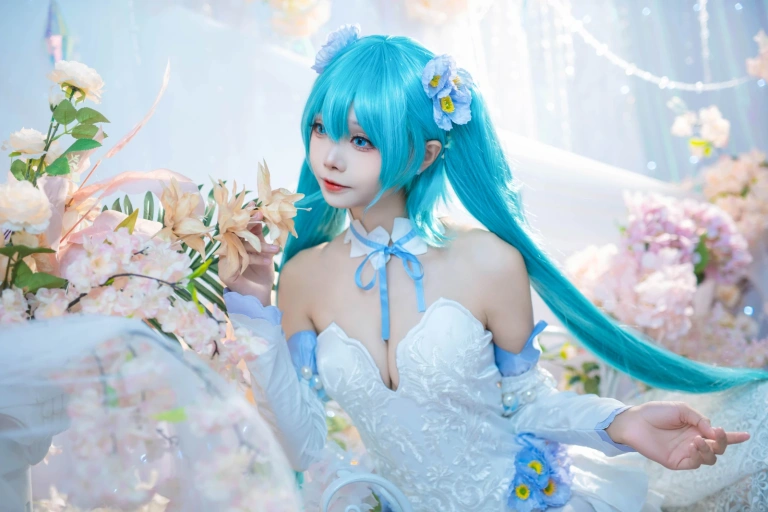 艾西Aiwest《初音 粉蝶花》主题写真：42张全套美图