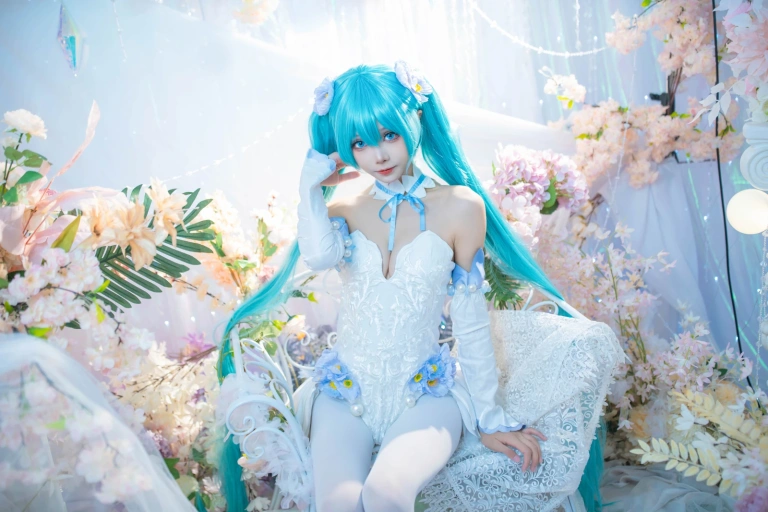 艾西Aiwest《初音 粉蝶花》主题写真：42张全套美图