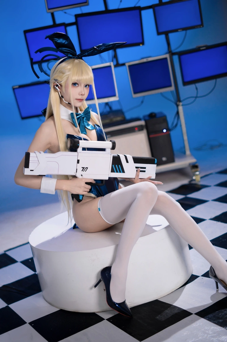 艾西Aiwest《小时兔女郎》主题写真：34张全套美图
