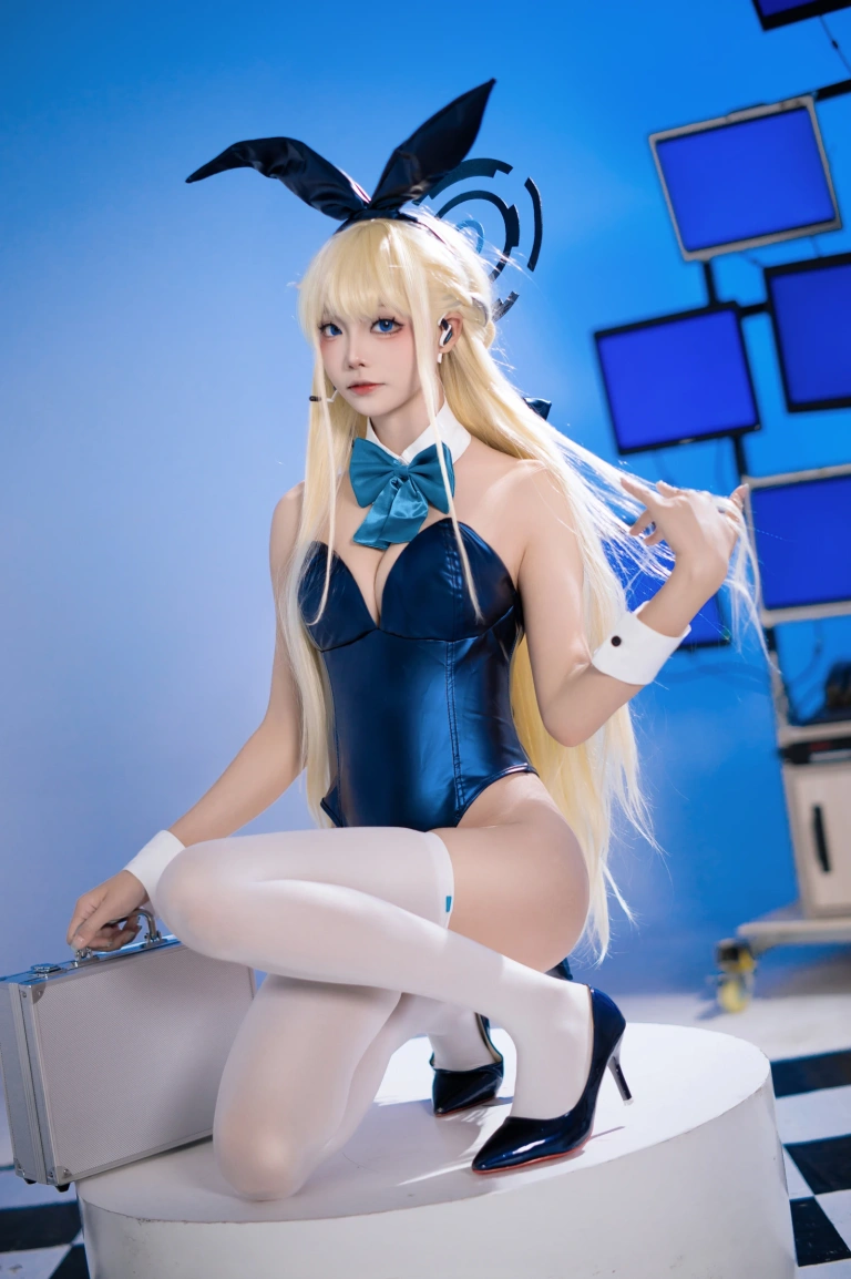 艾西Aiwest《小时兔女郎》主题写真：34张全套美图