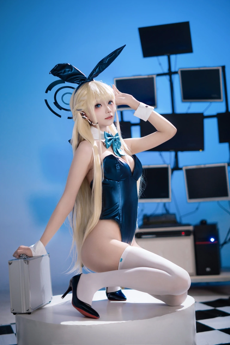 艾西Aiwest《小时兔女郎》主题写真：34张全套美图
