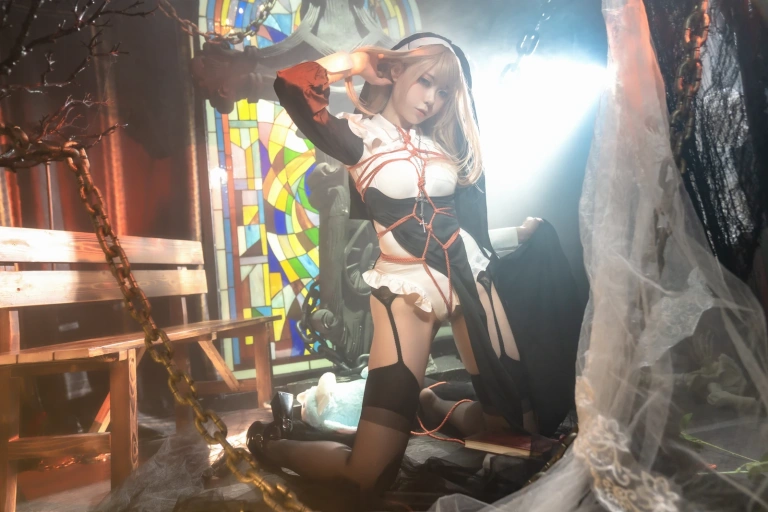 安食Ajiki《修女》主题写真：25张全套美图