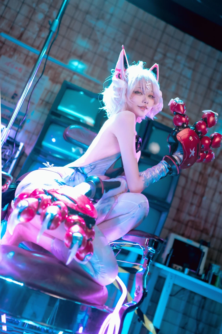 安食Ajiki《交错战线 绯猁》主题写真：31张全套美图