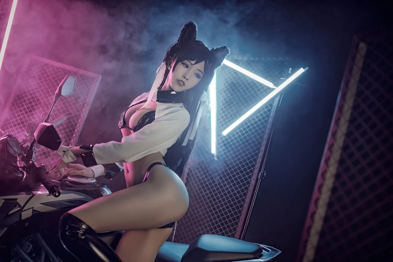 水淼Aqua《爱宕犬 机车》主题写真：17张全套美图
