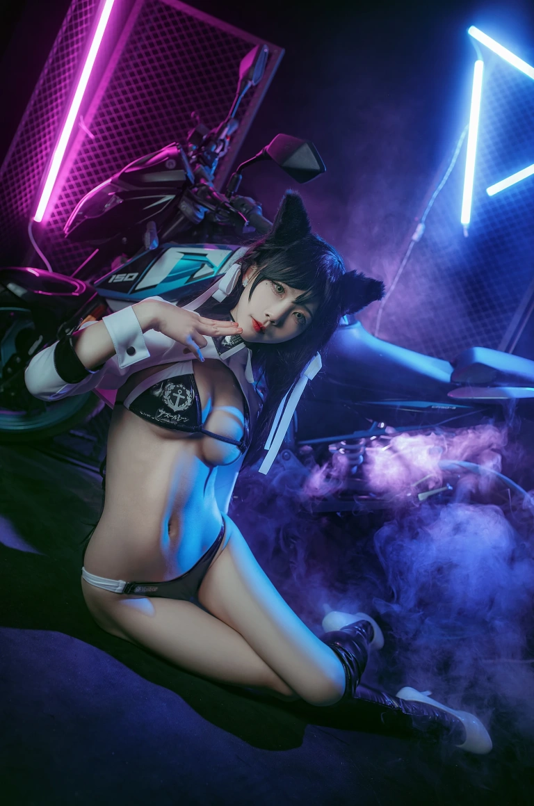 水淼Aqua《爱宕犬 机车》主题写真：17张全套美图