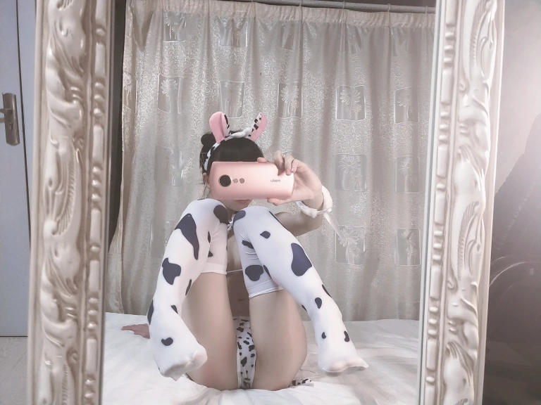 水淼Aqua《乳牛服自拍》主题写真：31张全套美图，含1个视频