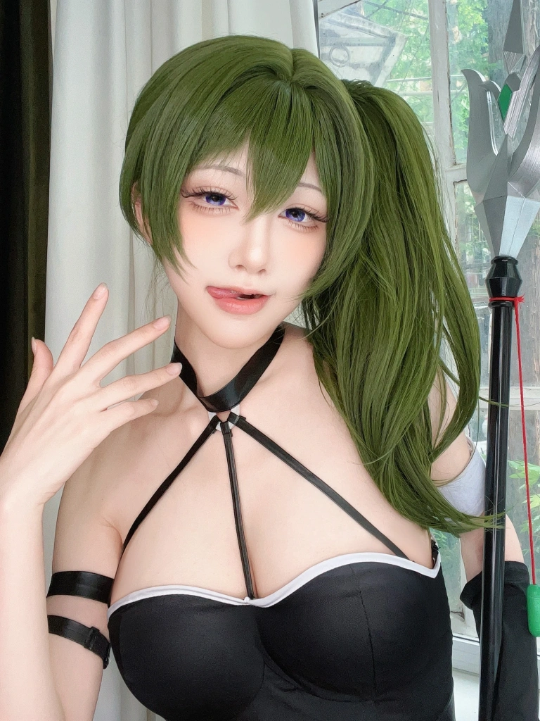 水淼Aqua《Fantia 2024年05月 Übel💚》主题写真：33张全套美图