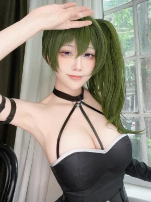 水淼Aqua《Fantia 2024年05月 Übel💚》主题写真：33张全套美图