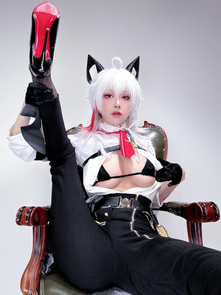 水淼Aqua《Fantia ザンニー🖤》主题写真：30张全套美图