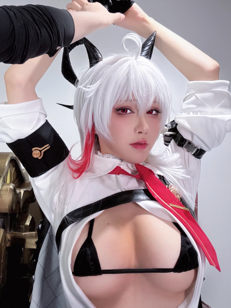 水淼Aqua《Fantia ザンニー🖤》主题写真：30张全套美图