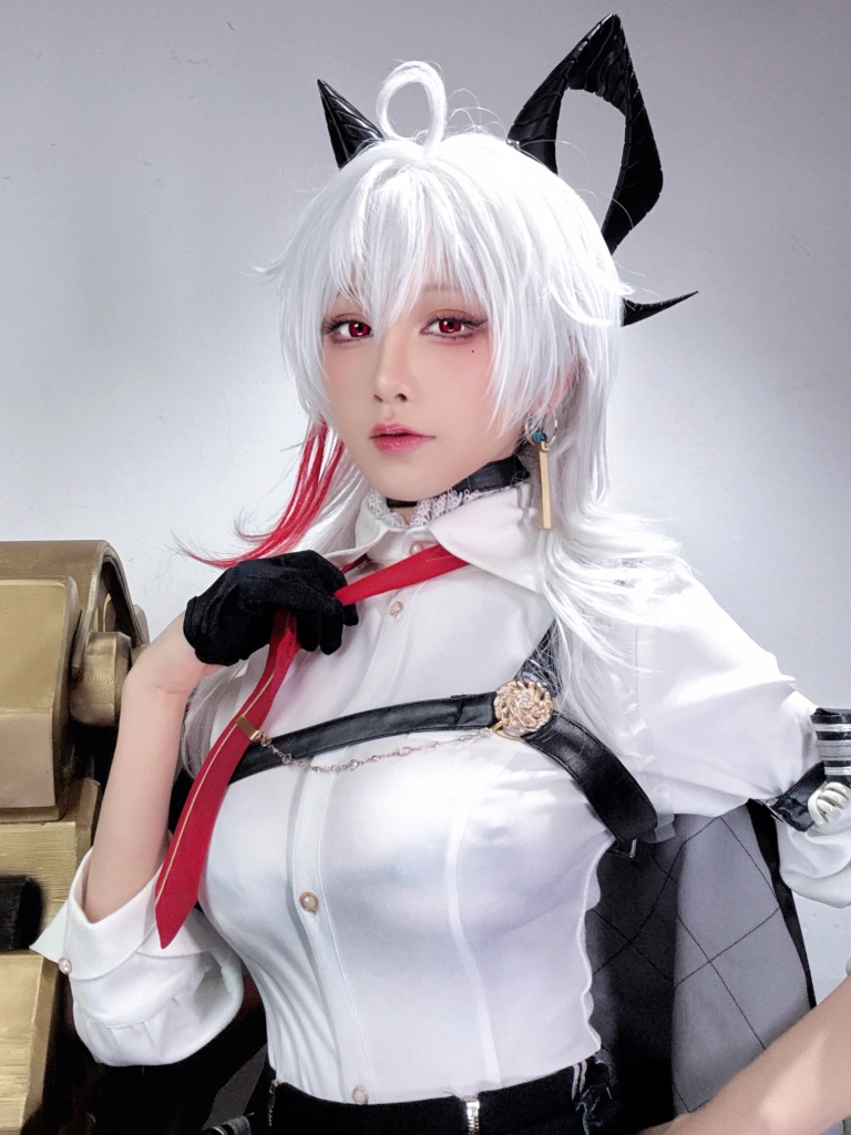 水淼Aqua《Fantia ザンニー🖤》主题写真：30张全套美图