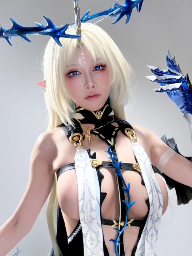 水淼Aqua《Fantia 卡提西娅自拍》主题写真：24张全套美图