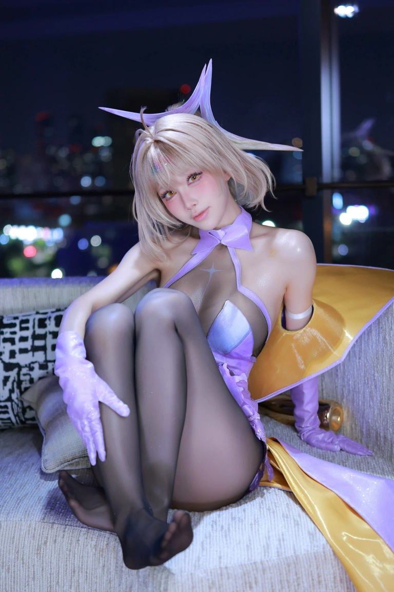 水淼Aqua《NIKKE 阿妮斯 超级巨星 – 星光》主题写真：54张全套美图