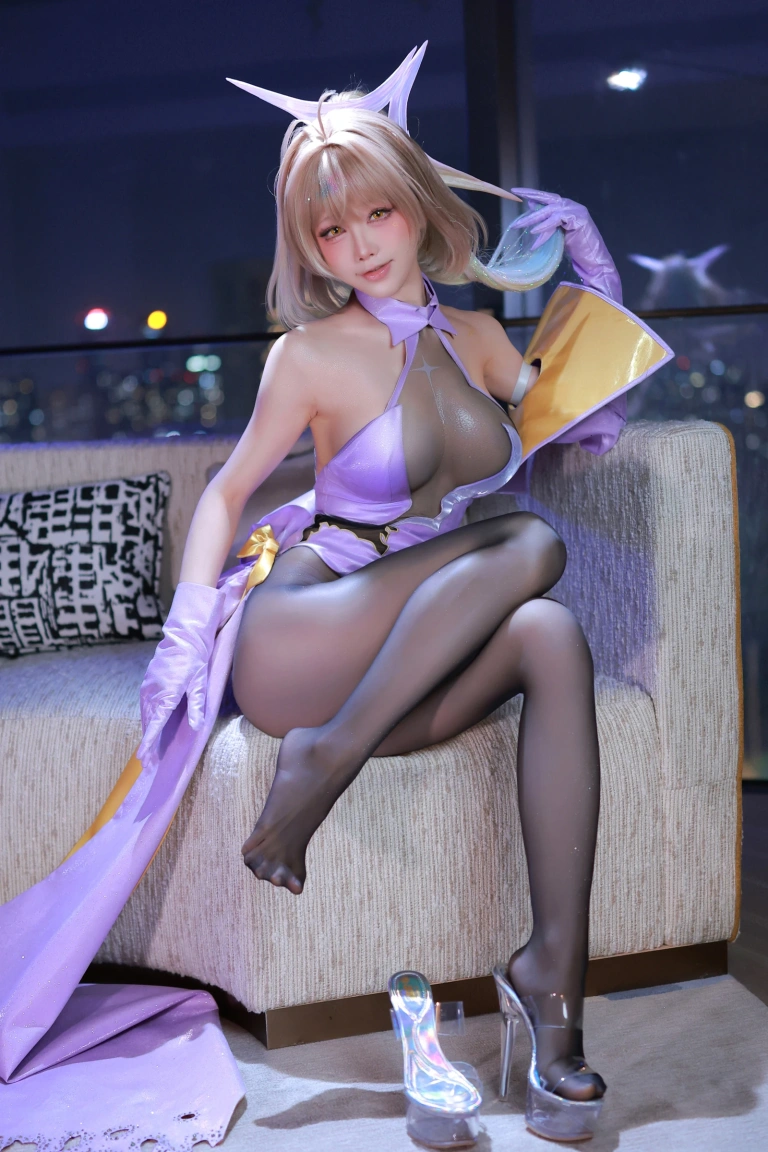 水淼Aqua《NIKKE 阿妮斯 超级巨星 – 星光》主题写真：54张全套美图