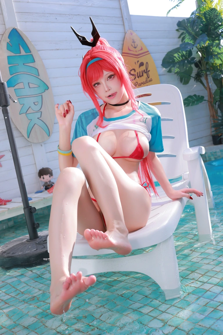 水淼Aqua《拉毗小红帽泳装（胜利女神：妮姬）》主题写真：80张全套美图