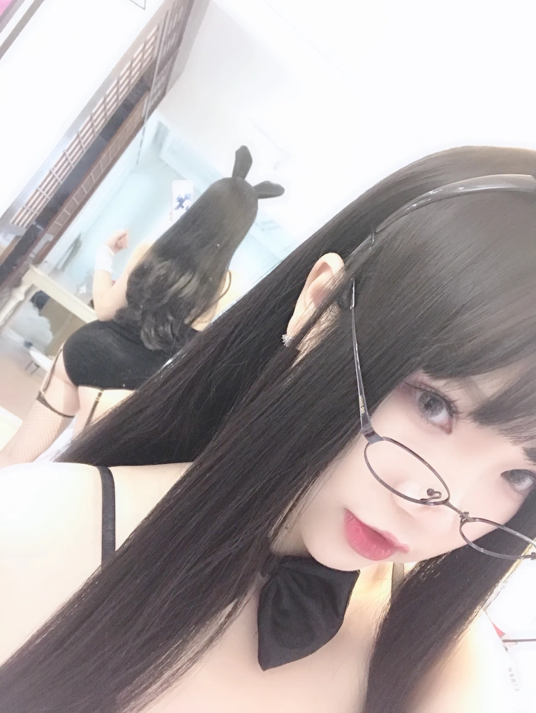雪晴Astra《自撮りVol.1 黑丝兔女郎》主题写真：25张全套美图，含4个视频